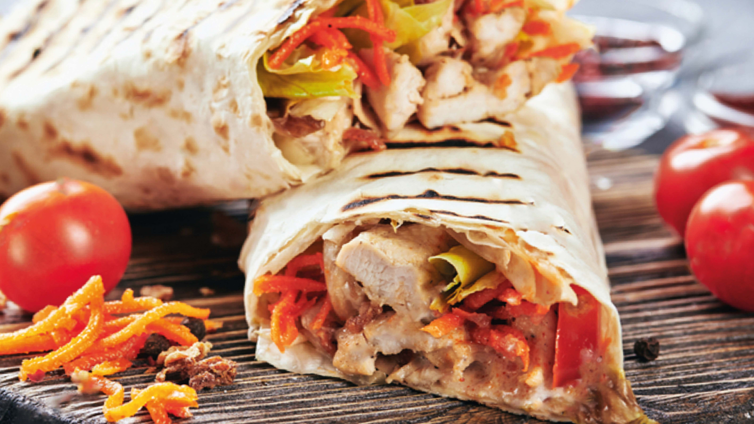 Burritos di pollo accompagnato da peperoni, spezie messicane